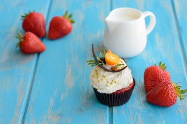 Lezzetli kek meyve parçaları ile