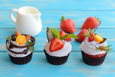 Lezzetli kek meyve parçaları ile