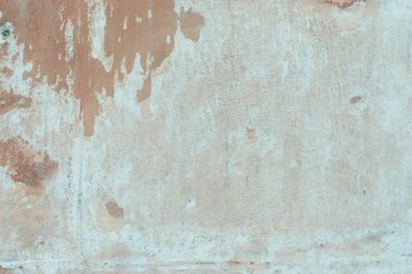 Çizik ve çatlaklarla dolu bir duvar parçası.