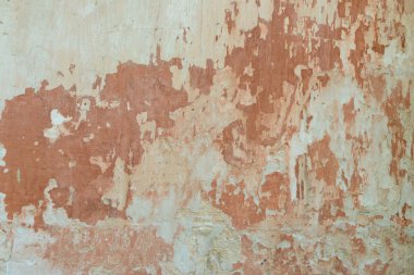 Çizik ve çatlaklarla dolu bir duvar parçası.