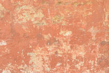 Çizik ve çatlaklarla dolu bir duvar parçası.