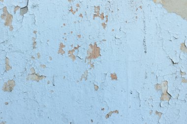 Çizik ve çatlaklarla dolu bir duvar parçası.