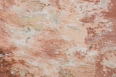 Çizik ve çatlaklarla dolu bir duvar parçası.