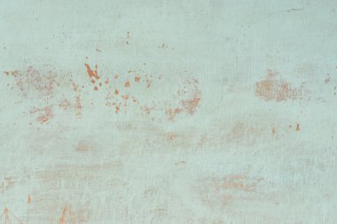 Çizik ve çatlaklarla dolu bir duvar parçası.