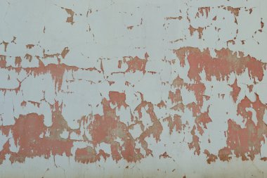 Çizik ve çatlaklarla dolu bir duvar parçası.