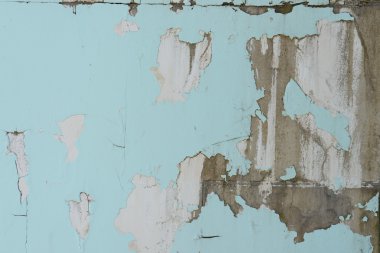 Çizik ve çatlaklarla dolu bir duvar parçası.