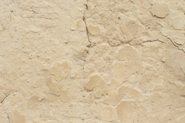 Çizik ve çatlaklarla dolu bir duvar parçası.