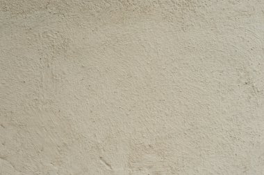 Çizik ve çatlaklarla dolu bir duvar parçası.