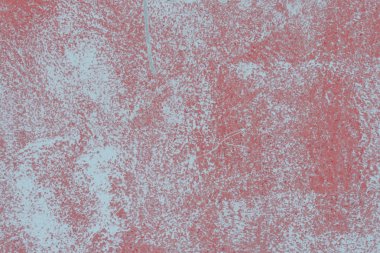 Çizik ve çatlaklarla dolu bir duvar parçası.