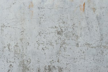 Çizik ve çatlaklarla dolu bir duvar parçası.