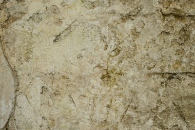 Çizik ve çatlaklarla dolu bir duvar parçası.