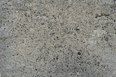 Çizik ve çatlaklarla dolu bir duvar parçası.