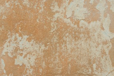 Çizik ve çatlaklarla dolu bir duvar parçası.