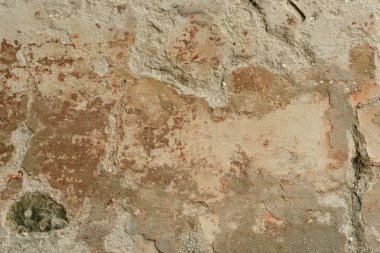 Çizik ve çatlaklarla dolu bir duvar parçası.