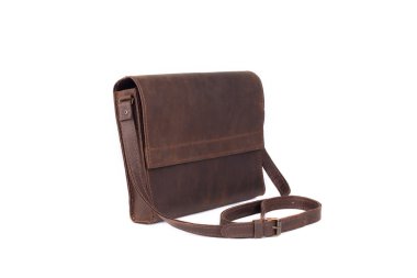 Beyaz arka planda deri çanta.