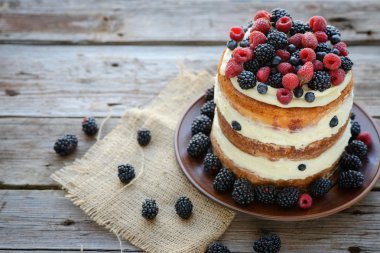 Lezzetli kek çilek, ahududu ve böğürtlen