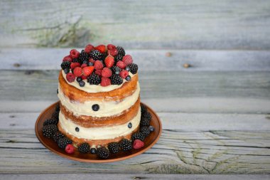 Lezzetli kek çilek, ahududu ve böğürtlen
