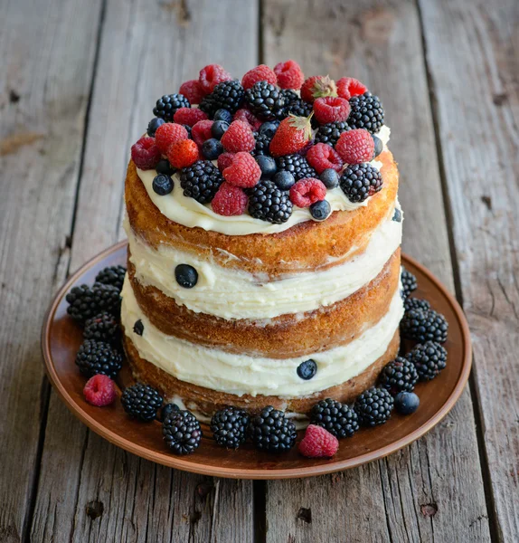 Leckerer Kuchen mit Erdbeere, Himbeere und Brombeere — Stockfoto