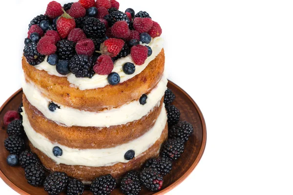 Leckerer Kuchen mit Erdbeere, Himbeere und Brombeere — Stockfoto