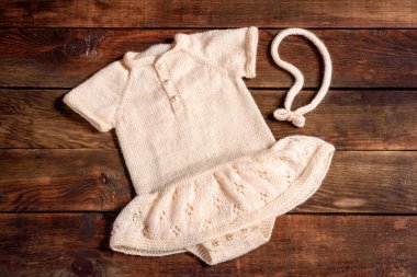 Çocuk örgüsü giysileri doğal yünden beyazdır. Noel hediyeleri