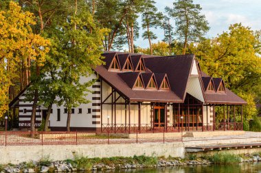 Ormanda nehrin kıyısındaki çam ağaçlarında birkaç evden oluşan küçük kompleks bir otel. Turist tatili