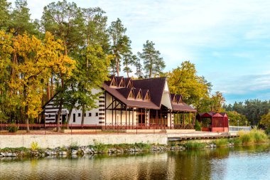 Ormanda nehrin kıyısındaki çam ağaçlarında birkaç evden oluşan küçük kompleks bir otel. Turist tatili