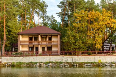 Ormanda nehrin kıyısındaki çam ağaçlarında birkaç evden oluşan küçük kompleks bir otel. Turist tatili