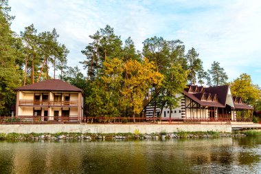 Ormanda nehrin kıyısındaki çam ağaçlarında birkaç evden oluşan küçük kompleks bir otel. Turist tatili