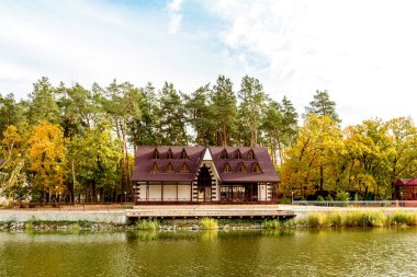 Ormanda nehrin kıyısındaki çam ağaçlarında birkaç evden oluşan küçük kompleks bir otel. Turist tatili