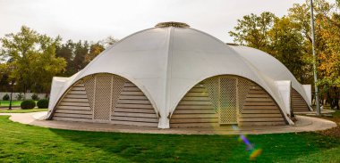 Çatıda tahta giriş kapıları olan bir kubbe şeklinde kumaş çadırlı yaz kafesi. Yaz Tatil Yeri