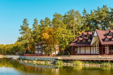 Ormanda nehrin kıyısındaki çam ağaçlarında birkaç evden oluşan küçük kompleks bir otel. Turist tatili