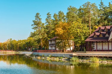 Ormanda nehrin kıyısındaki çam ağaçlarında birkaç evden oluşan küçük kompleks bir otel. Turist tatili