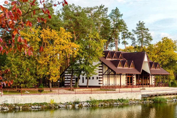 森林里的一家小旅馆 由河岸松林中的几栋房子组成 游客假期 — 图库照片