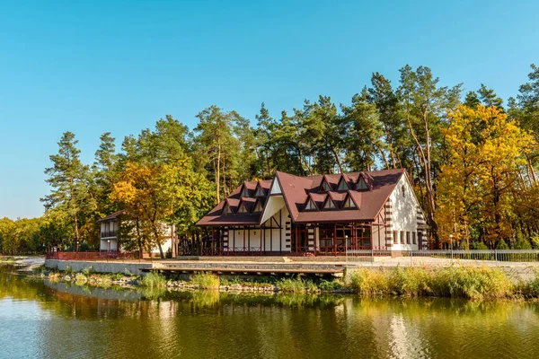 Petit Hôtel Complexe Dans Forêt Composé Plusieurs Maisons Pins Sur — Photo