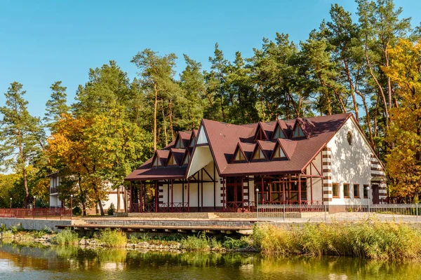 Petit Hôtel Complexe Dans Forêt Composé Plusieurs Maisons Pins Sur — Photo