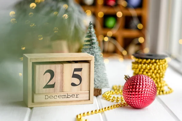 Gyönyörű Sokszínű Karácsonyi Dekorációk Egy Könnyű Asztalon Koszorúkkal Karácsonyfákkal Háttérben — Stock Fotó