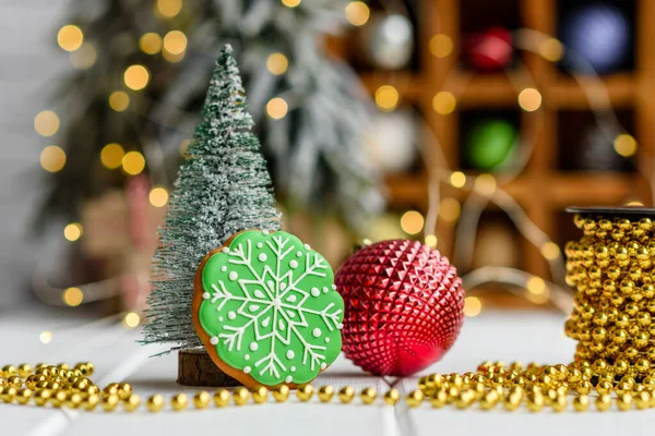 Belas Decorações Natal Multicoloridas Uma Mesa Madeira Leve Com Guirlandas — Fotografia de Stock