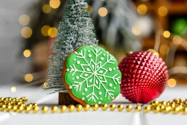 Hermosas Decoraciones Navidad Multicolores Una Mesa Madera Clara Con Guirnaldas —  Fotos de Stock