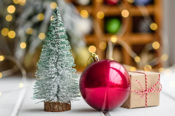 Hermosas Decoraciones Navidad Multicolores Una Mesa Madera Clara Con Guirnaldas —  Fotos de Stock