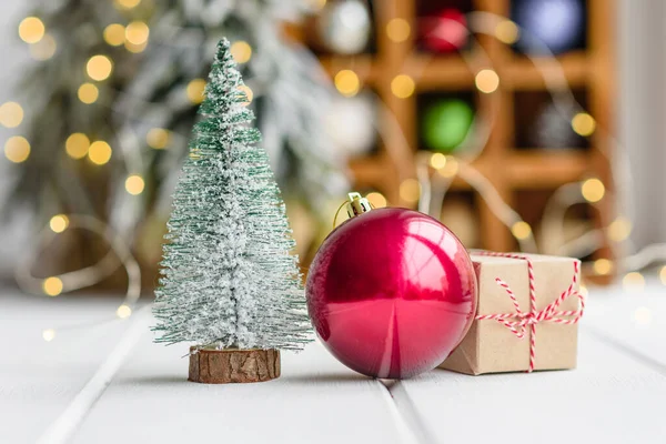 Hermosas Decoraciones Navidad Multicolores Una Mesa Madera Clara Con Guirnaldas —  Fotos de Stock