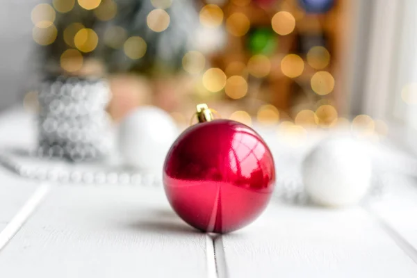 Hermosas Decoraciones Navidad Multicolores Una Mesa Madera Clara Con Guirnaldas —  Fotos de Stock