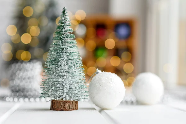 Arka Planda Çelenkler Noel Ağaçları Olan Açık Ahşap Bir Masada — Stok fotoğraf