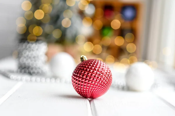 Hermosas Decoraciones Navidad Multicolores Una Mesa Madera Clara Con Guirnaldas —  Fotos de Stock
