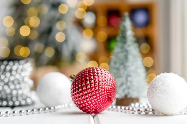 Belas Decorações Natal Multicoloridas Uma Mesa Madeira Leve Com Guirlandas — Fotografia de Stock