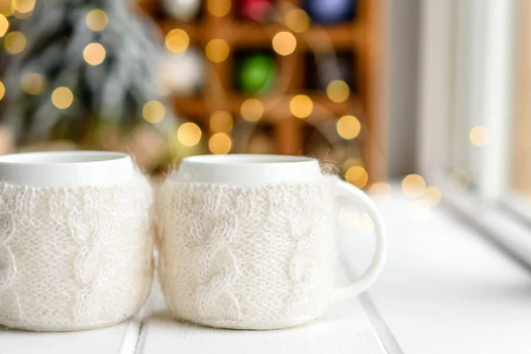 Belas Decorações Natal Multicoloridas Uma Mesa Madeira Leve Com Guirlandas — Fotografia de Stock