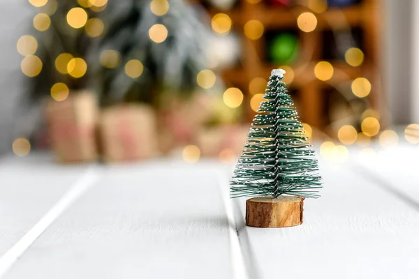 Arka Planda Çelenkler Noel Ağaçları Olan Açık Ahşap Bir Masada — Stok fotoğraf