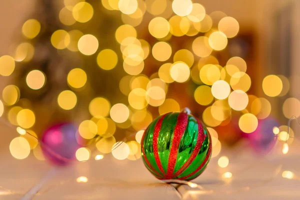 Arkasında Çelenkler Noel Ağaçları Olan Ahşap Bir Masada Çok Renkli — Stok fotoğraf