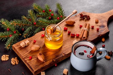 Kış için sıcak şarap ve çeşitli baharatlarla Noel. Noel tatiline hazırlanıyorum.