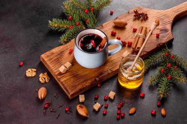 Kış için sıcak şarap ve çeşitli baharatlarla Noel. Noel tatiline hazırlanıyorum.