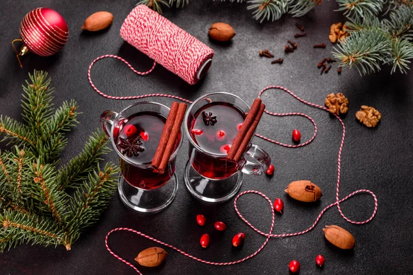 様々なスパイスで冬とクリスマスのためのホットマルチワイン クリスマス休暇の準備 — ストック写真